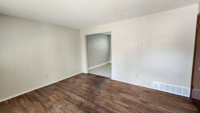 Building Photo - 192 E Norwich Ave