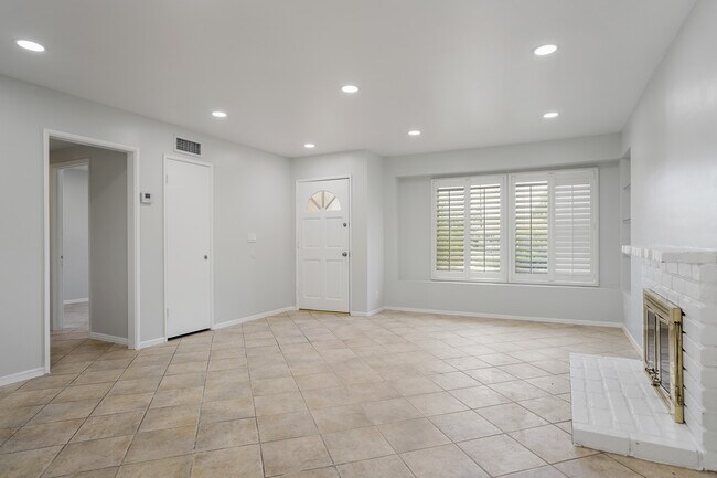 Building Photo - 7055 Avenida Leon