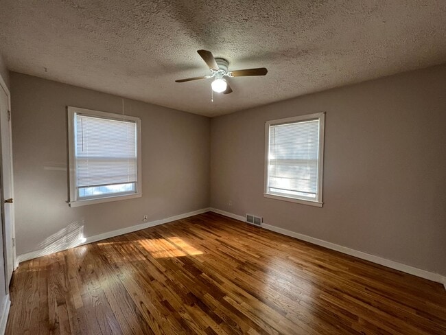 Building Photo - COMING SOON!! Midtown 3Bed 2Bath 1 Car Garage $1,800