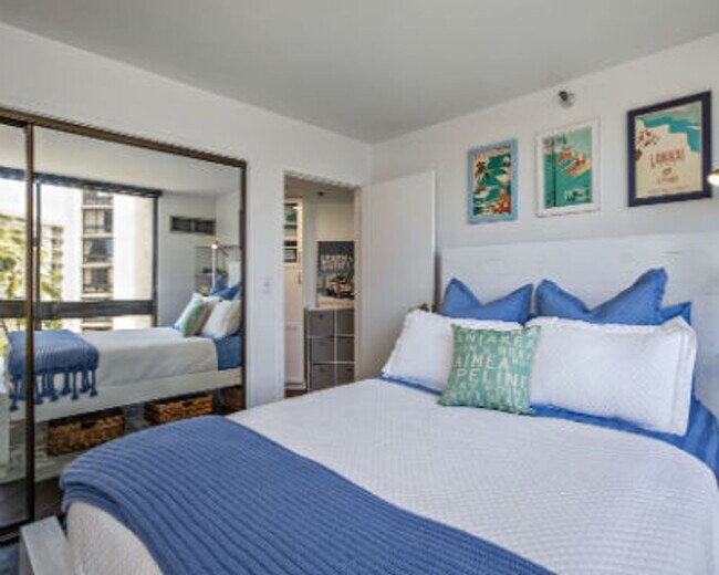 Building Photo - 1 bedroom, den with murphy bed, 1 cov parking, tropical grounds with pool, tennis courts +++++++