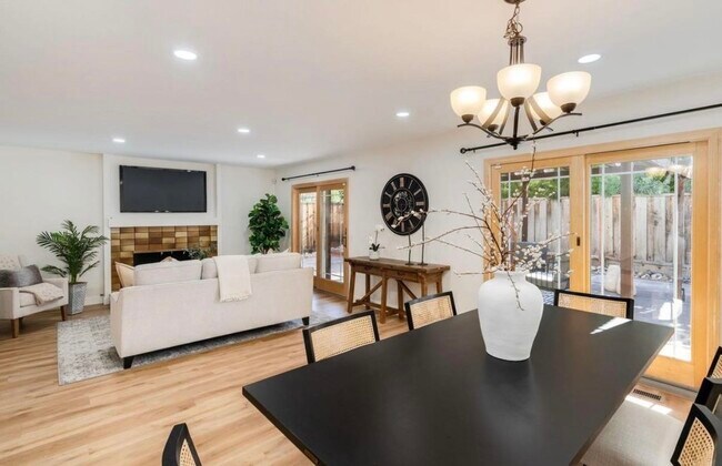 Building Photo - 725 Old Creek Rd