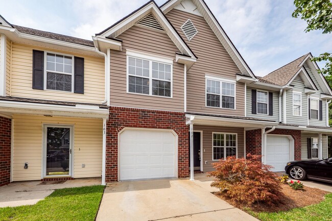 Building Photo - 3 Bedroom 3 Bath Townhome in Persimmon Hil...