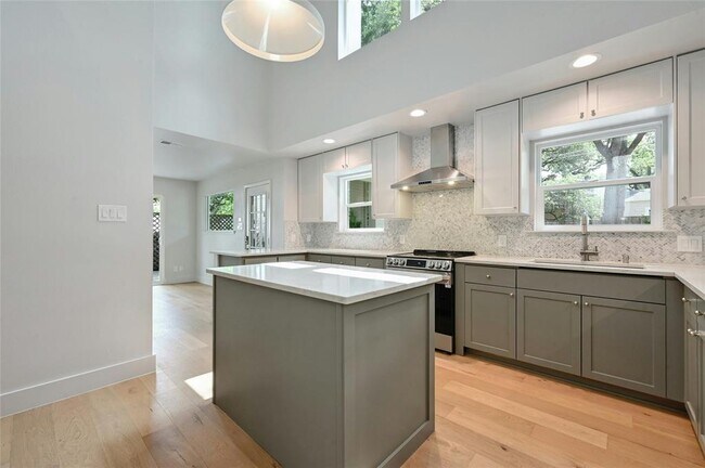 Building Photo - 1305 Kenwood Ave