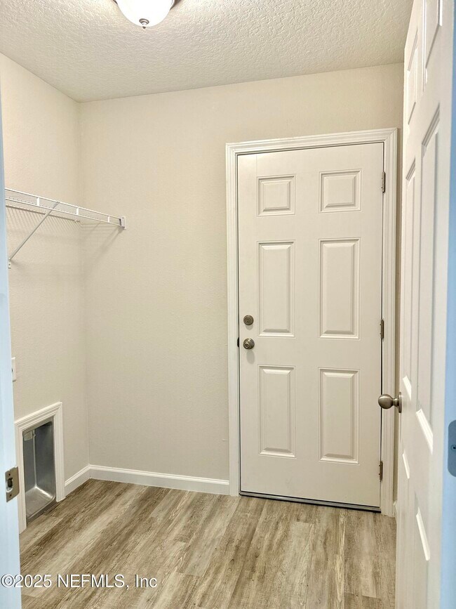 Building Photo - 826 5th Ave S