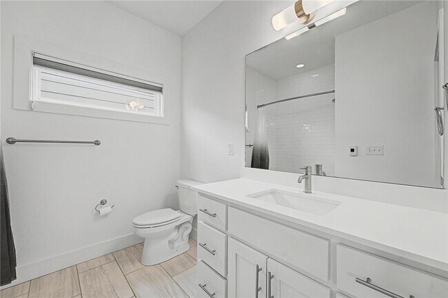 Building Photo - 644 SW B St