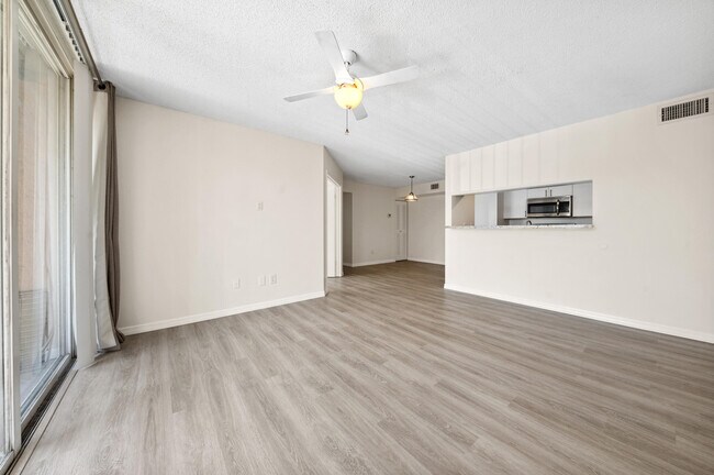 Building Photo - 117 Yacht Club Way