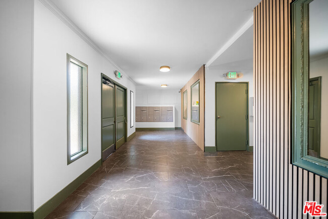 Building Photo - 605 San Vicente Blvd