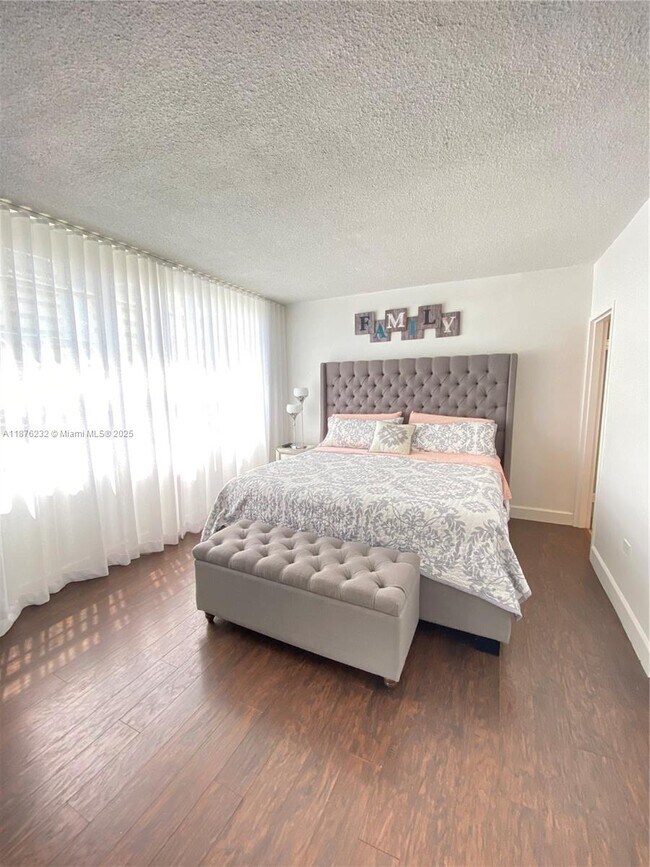 Building Photo - 905 Brickell Bay Dr