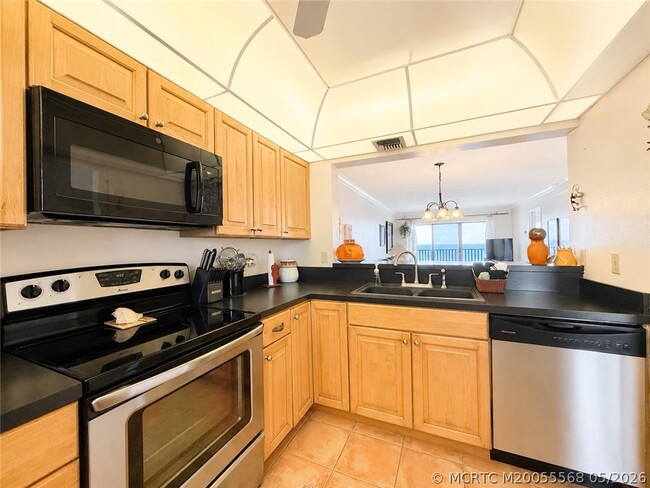 Building Photo - 7440 S Ocean Dr