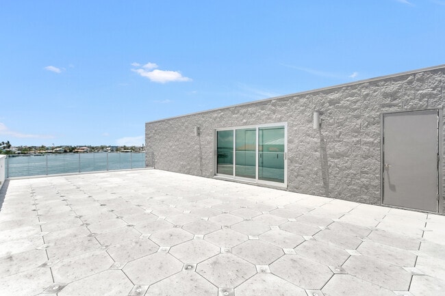 Building Photo - 905 Bay Point Dr