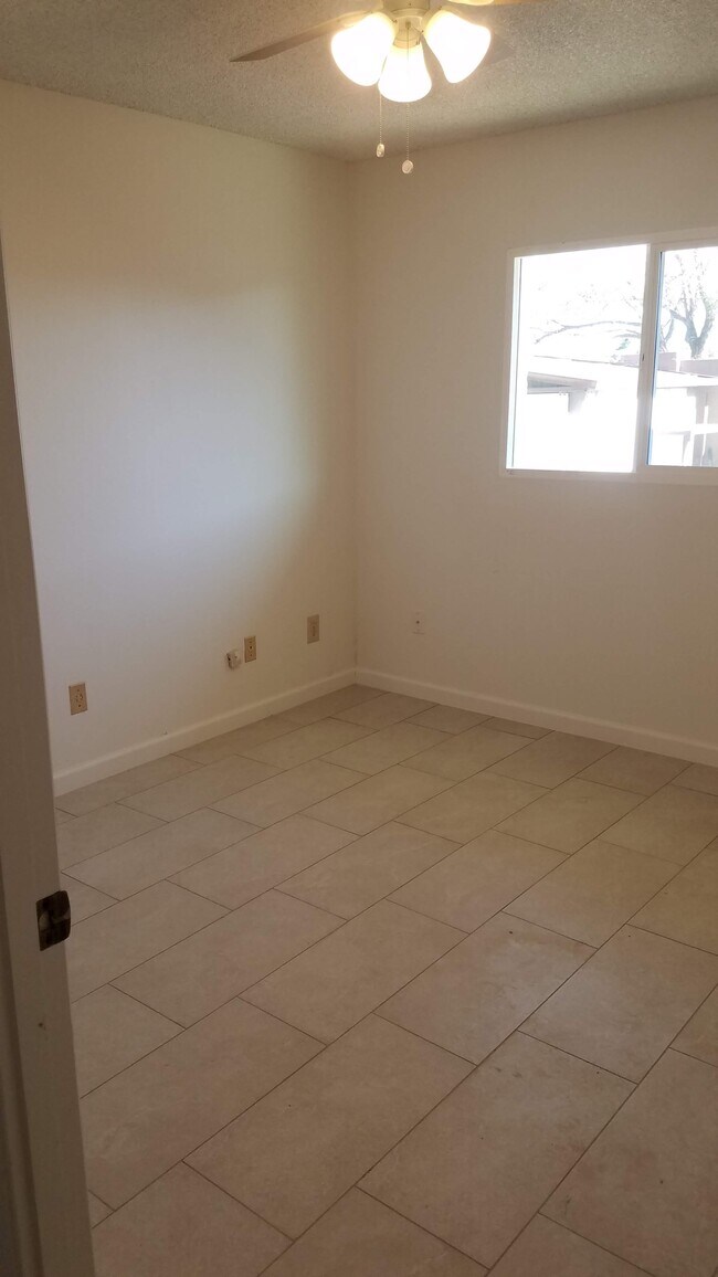 Building Photo - 5602 N 46th Dr