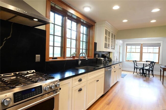 Building Photo - 418 Carswold Dr