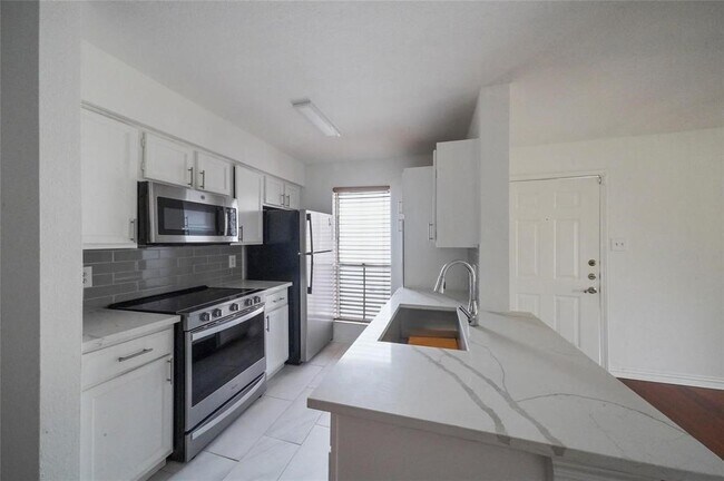 Building Photo - 3900 Woodchase Dr