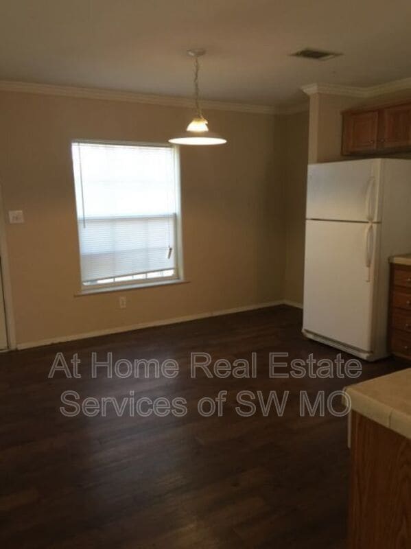 Building Photo - 503 W Warren Ave