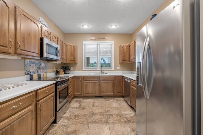 Building Photo - 2 Bedroom, 2 Full Bathroom Condo in a Gated Keowee Key Community