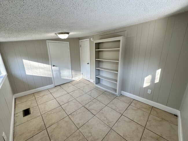 Building Photo - 1512 Cherry Ave