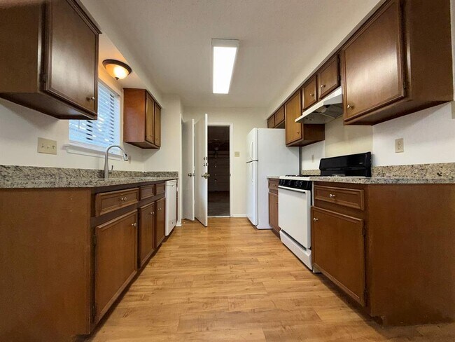 Building Photo - 305 Kimberly Dr
