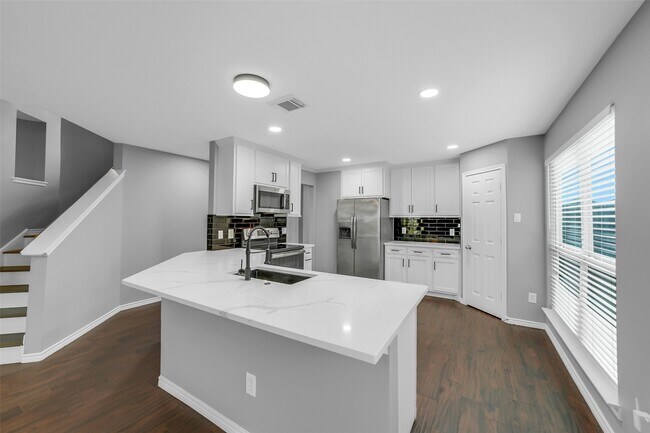 Building Photo - 2214 Shady Pine Dr