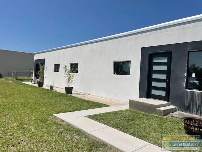 Building Photo - 711 S Shore Dr
