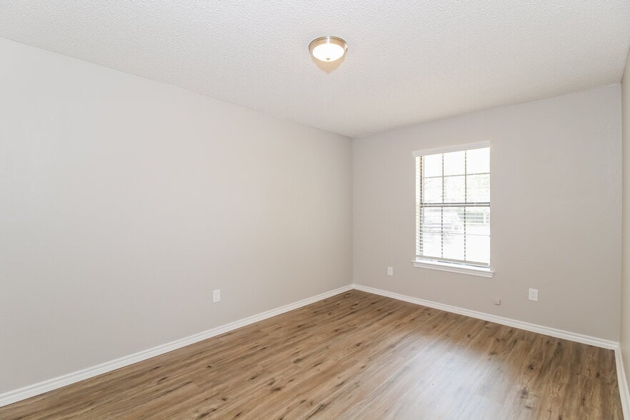 Building Photo - 217 Tanglewood St