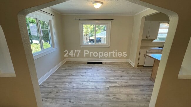 Building Photo - Nostalgic 2 BD | 2 BA House w/ Large Backy...