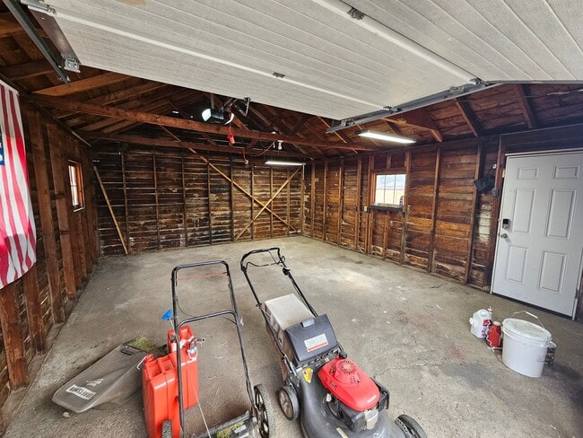 Building Photo - Newly Remodeled Home on the South Hill
