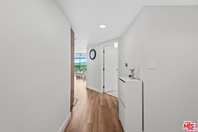 Building Photo - 13700 Marina Pointe Dr