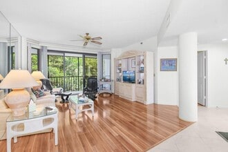 Building Photo - 221 NE Plantation Rd