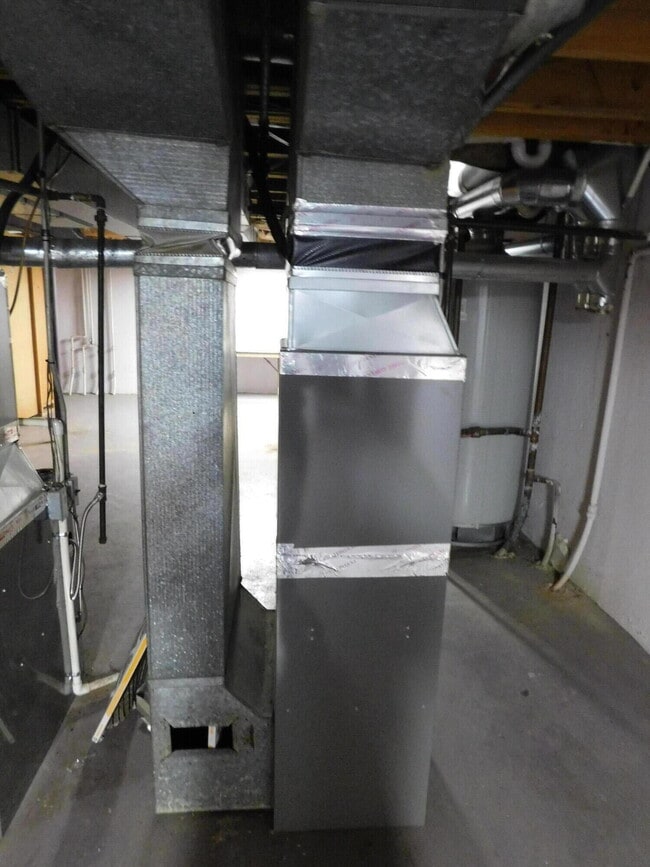 Building Photo - 448 N Fox Hills Dr