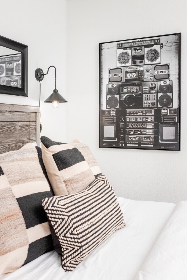 Building Photo - 1975 W Deane St