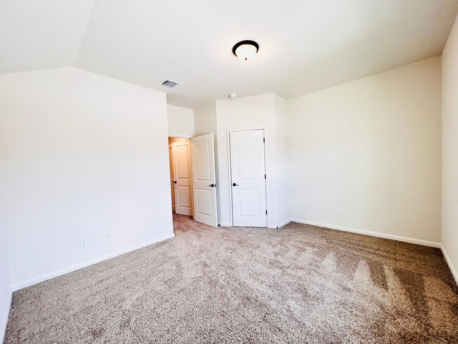 Building Photo - 10218 Lynwood Vlg