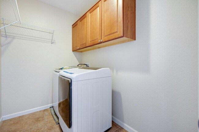 Building Photo - 895 Gaspar Vis