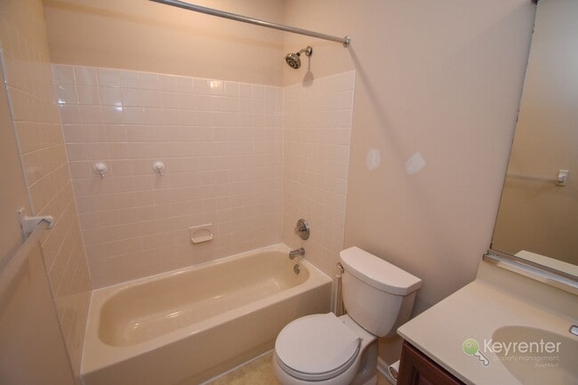 Building Photo - End Unit Townhome in Warrington Hunt community with 2 car garage!