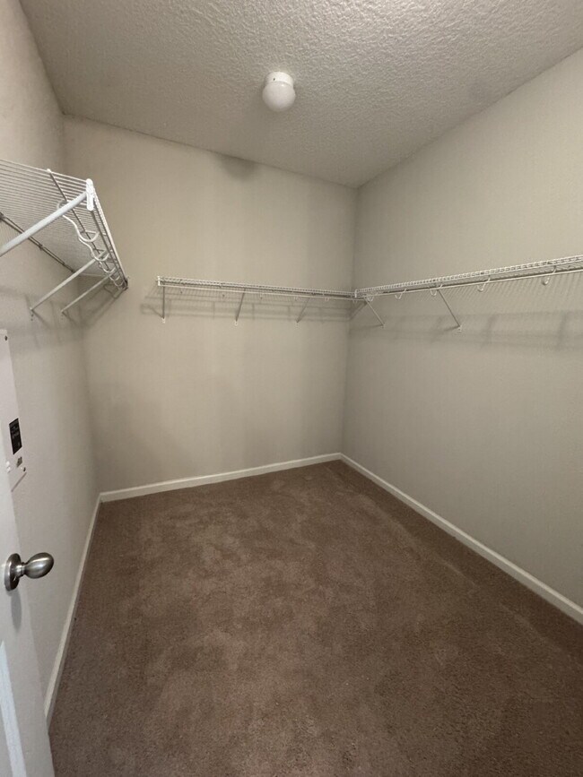 Building Photo - Shearwater, 4 bedroom 3.5 bath home for rent.