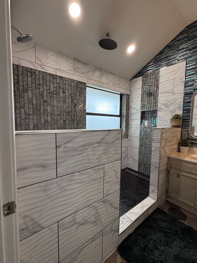 Building Photo - Beautifully updated home IN THE BLUFFS!