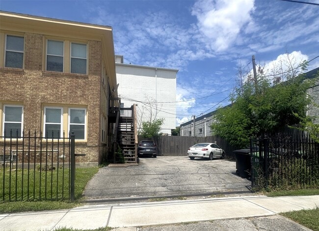 Building Photo - 302 W Saulnier St