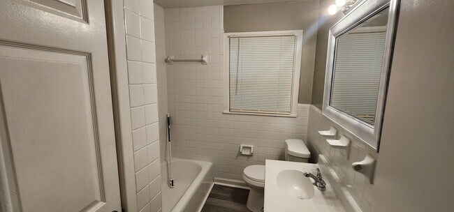 Building Photo - 3 BR/ 1 BA Single Family Home