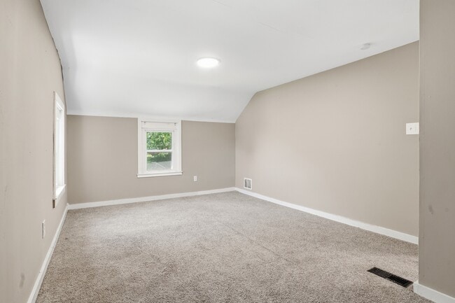 Building Photo - 624 Elm Dr