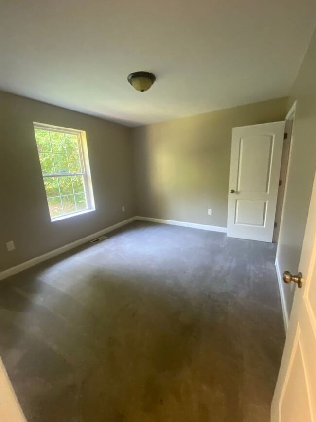 Building Photo - Now available 3 Bedroom 2 Bath Single Fami...