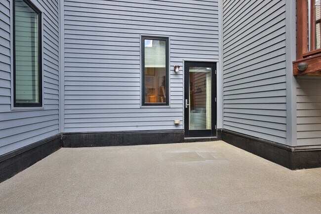 Building Photo - 210 Bolton St