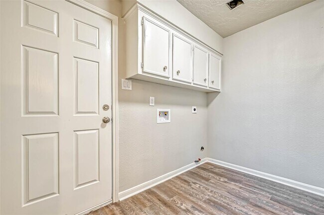 Building Photo - 3615 Highfalls Dr