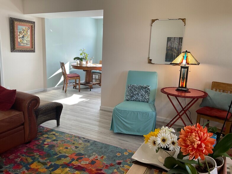 Entrance to dining and kitchen - 418 N Laguna St