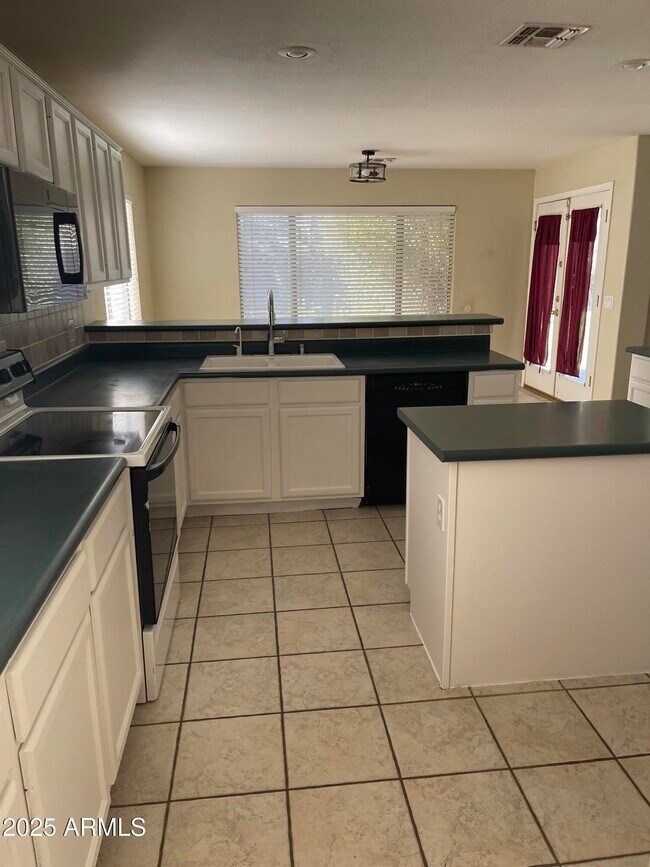 Building Photo - 1381 W Pelican Ct