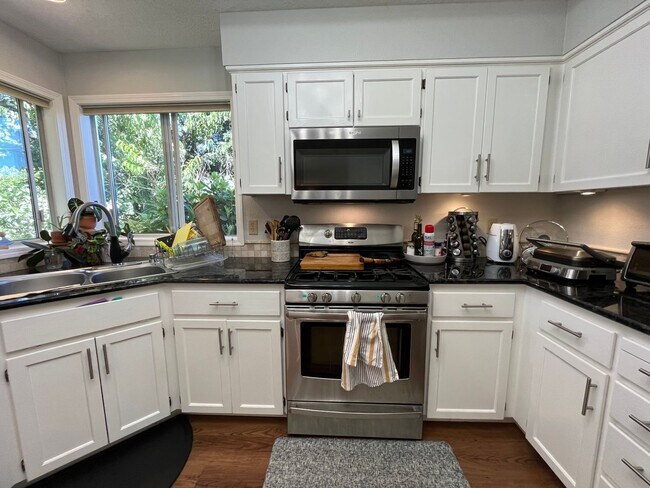 Building Photo - Beautiful 4Bd + 3Ba in Portland!! Offers Beautiful Outdoor Views and Great Gardening Backyards!!