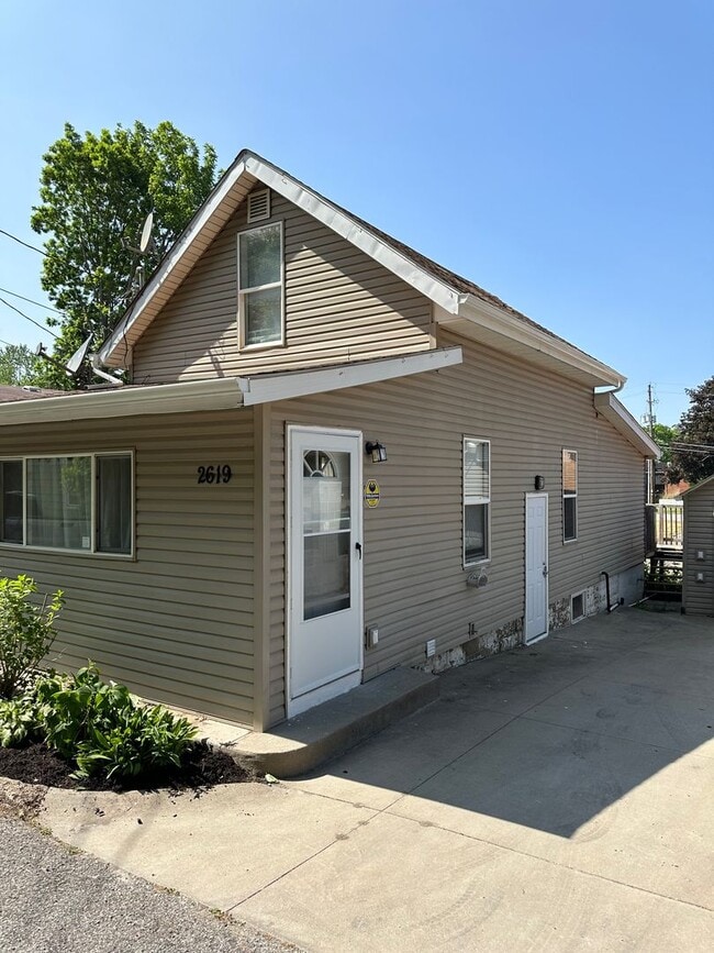Building Photo - 2 bedrooms & 1 bathroom - Lakemore