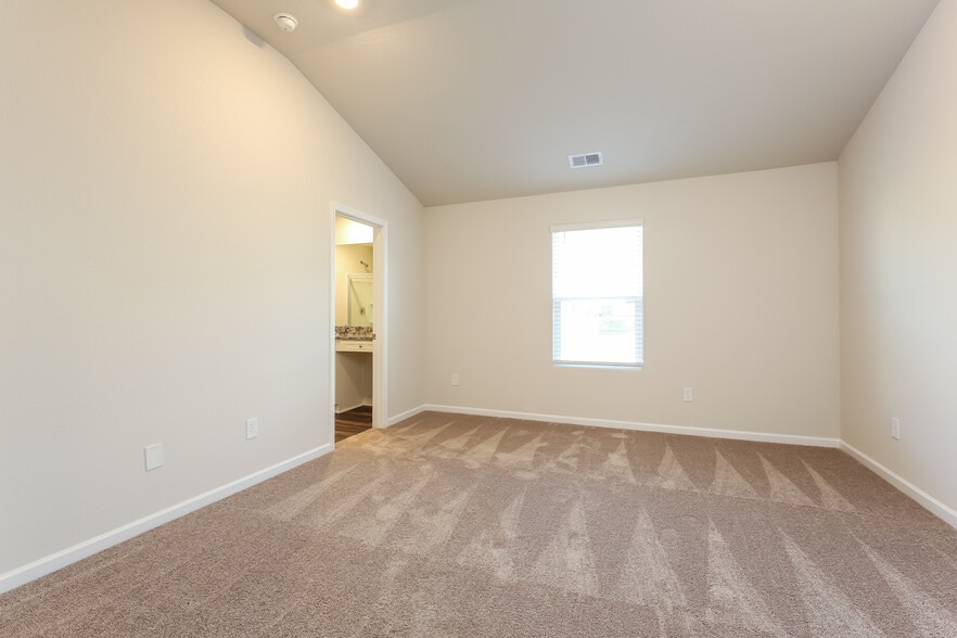 Building Photo - 2260 Southlea Dr