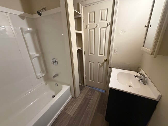 Building Photo - 601 W Woodbury St