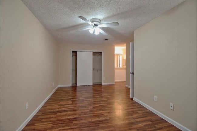 Building Photo - 1015 E Yager Ln