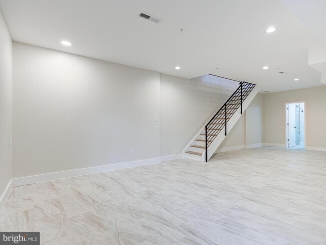 Building Photo - 630 Moyer St