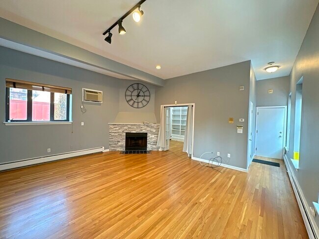 Building Photo - 11 Appleton St